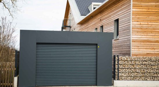 Porte de garage solaire : avantages et prix