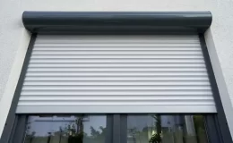 Choisir une batterie pour un volet roulant solaire : les essentiels à retenir