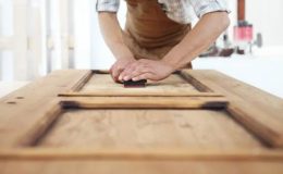 Comment nettoyer des portes en bois brut ? 3 conseils simples