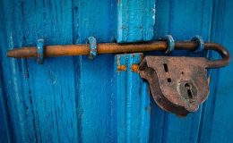 Tuto : Comment changer une serrure de porte de garage ?