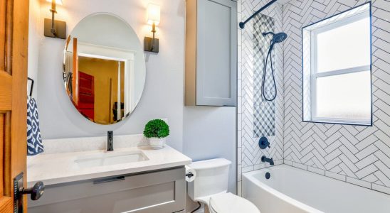 Comment optimiser le rangement dans une petite salle de bains ?
