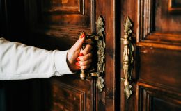 7-8 façons créatives d'utiliser une porte ancienne comme élément de décoration