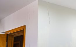 Astuces pour réparer les trous et les fissures dans les murs avant d'y fixer des objets
