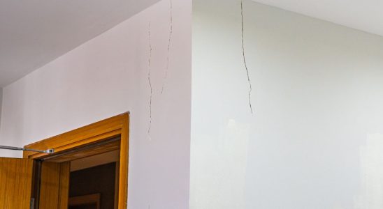 Astuces pour réparer les trous et les fissures dans les murs avant d'y fixer des objets