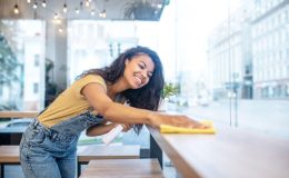 Comment nettoyer les rainures et les creux des menuiseries