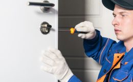 Comment réparer une fermeture de porte défaillante ?