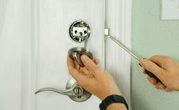 Porte Verrouillée par un Pêne Coincé