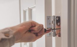 Réparez une porte de salle de bain
