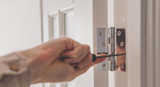 Réparez une porte de salle de bain