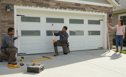 Des professionnels installent une porte de garage