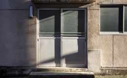 Une porte et une fenêtre en métal
