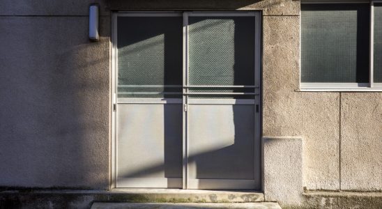 Une porte et une fenêtre en métal