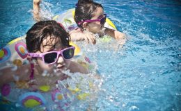 découvrez l'importance de la profondeur de votre piscine pour la sécurité et le confort. apprenez comment choisir la profondeur idéale en fonction de l'utilisation et des nageurs, ainsi que les normes en vigueur et les conseils pratiques pour aménager votre espace aquatique.