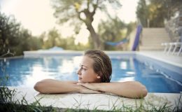 découvrez nos couvertures de piscine robustes et élégantes pour protéger votre bassin toute l'année. sécurité, économie d'énergie et entretien facilité assurés. trouvez la couverture idéale pour votre piscine dès maintenant !
