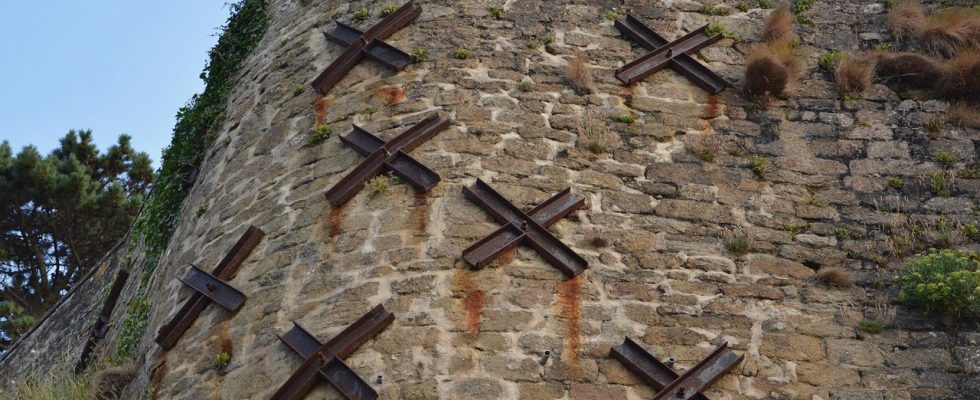 découvrez tout ce qu'il faut savoir sur les murs de soutènement : utilité, types, matériaux et conseils pour des aménagements extérieurs durables et sécurisés.