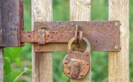 découvrez nos conseils pratiques pour l’entretien et la maintenance d’un portail en bois : nettoyage, traitement contre les intempéries et astuces pour préserver sa durabilité et son esthétique.
