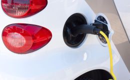 découvrez tout sur la puissance des bornes de recharge à domicile : conseils, installation, avantages et choix du meilleur équipement pour recharger efficacement votre véhicule électrique chez vous.