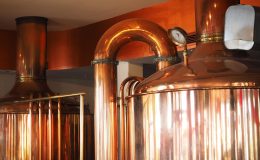 découvrez les différences clés entre une chaudière à condensation et une chaudière traditionnelle pour choisir la solution de chauffage la plus efficace et économique pour votre maison.