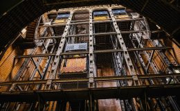 découvrez comment installer un ascenseur dans un ancien immeuble en respectant les normes de sécurité et en optimisant l'espace pour un confort maximal.