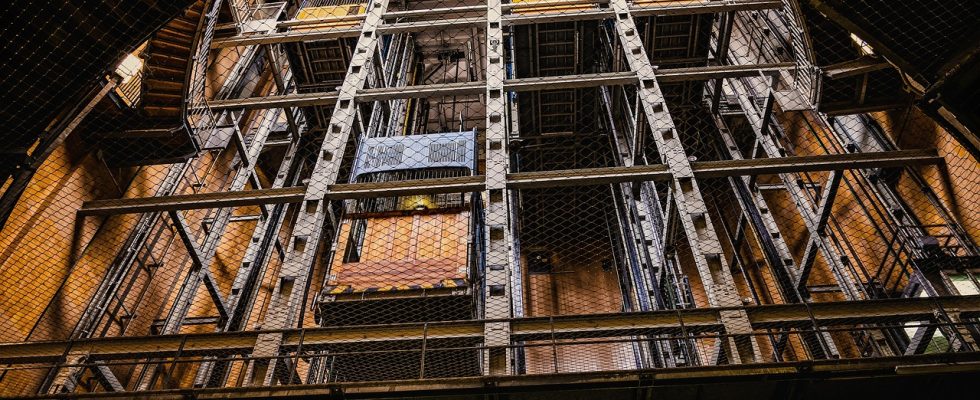 découvrez comment installer un ascenseur dans un ancien immeuble en respectant les normes de sécurité et en optimisant l'espace pour un confort maximal.