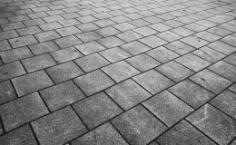 découvrez comment poser un sol en pvc par-dessus de vieilles carreaux facilement et rapidement pour une rénovation sans démontage.