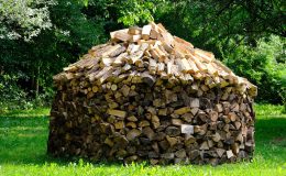 solutions pratiques et durables pour le stockage du bois de chauffage, protégeant votre bois contre l'humidité et facilitant son accès.