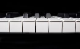 restauration de pianos : redonnez vie à votre instrument avec un savoir-faire professionnel pour un son et un rendu exceptionnels.