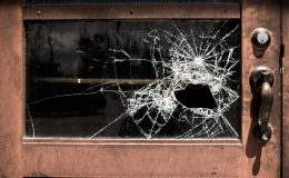 découvrez nos conseils pour assurer la sécurité avec une porte en verre brisée et prévenir les accidents domestiques.